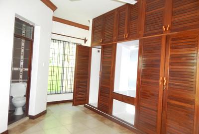 3 Bed Apartment with En Suite at Links Road - 4