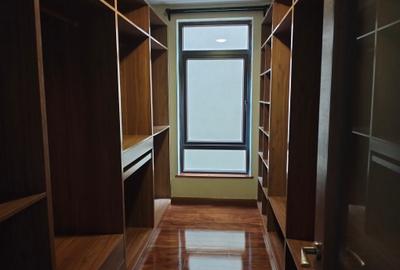 5 Bed Townhouse with En Suite in Lavington - 2