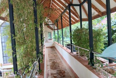 5 Bed Villa with En Suite in Rosslyn - 2