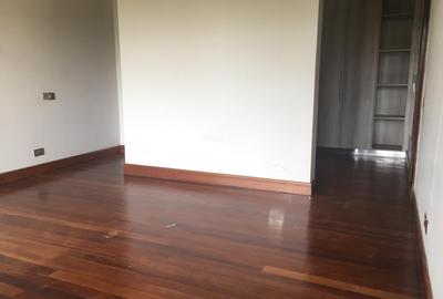4 Bed House with En Suite in Runda