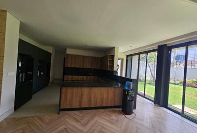 5 Bed Townhouse with En Suite in Spring Valley - 4