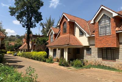 4 Bed House with En Suite in Lavington