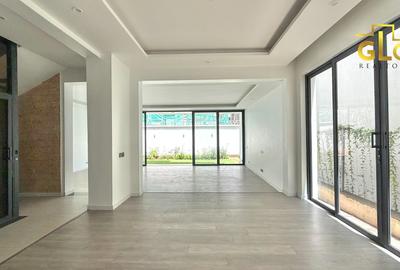 5 Bed Villa with En Suite in Lavington