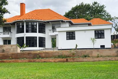 5 Bed Villa with En Suite in Windsor - 3