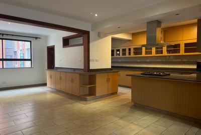 3 Bed Apartment with En Suite in Rhapta Road