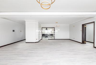 3 Bed Apartment with En Suite in Riverside