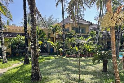 7 Bed House with En Suite in Bofa