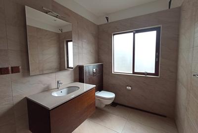 5 Bed Townhouse with En Suite in Lavington - 4