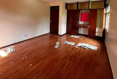 3 Bed Apartment with Swimming Pool in Riverside