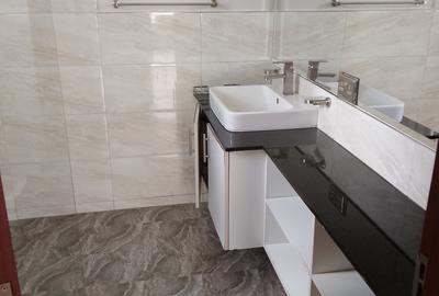 4 Bed Apartment with En Suite at Riverside - 4