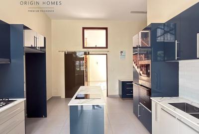 5 Bed Townhouse with En Suite at Brookside