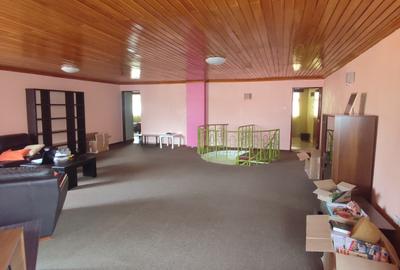 5 Bed Apartment with Swimming Pool in Riverside
