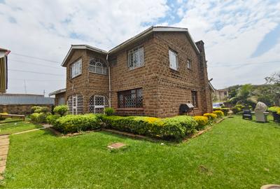 5 Bed House with En Suite at Lavington Green