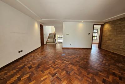 5 Bed Villa with En Suite in Lavington