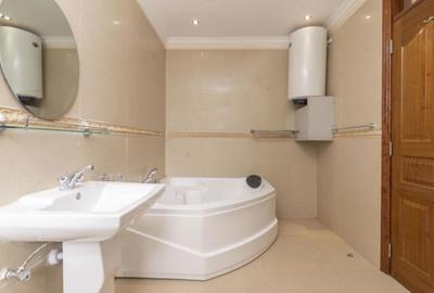 4 Bed Townhouse with En Suite in Runda - 2