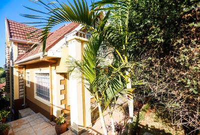 5 Bed Villa with En Suite at Redhill