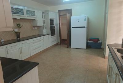 5 Bed Townhouse with En Suite at Lavington - 2