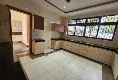 7 Bed House with En Suite in Nyari