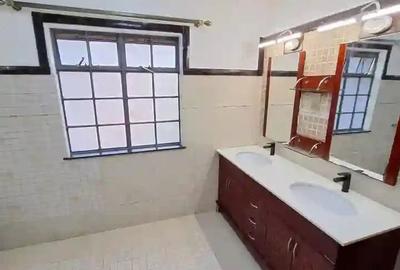 4 Bed Townhouse with En Suite in Lavington - 4