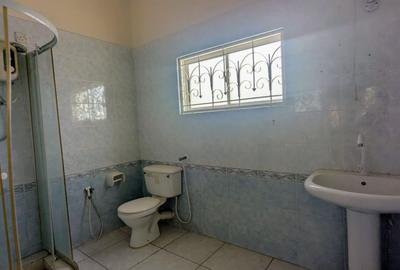 4 Bed House with Swimming Pool at Links Road - 4