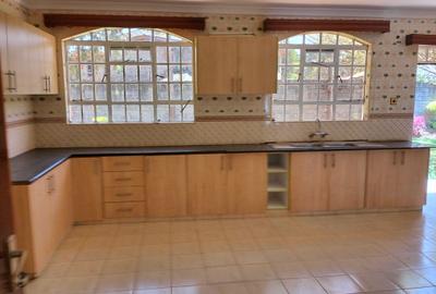 5 Bed House with En Suite in Runda