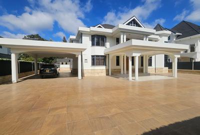 5 Bed House with En Suite in Runda