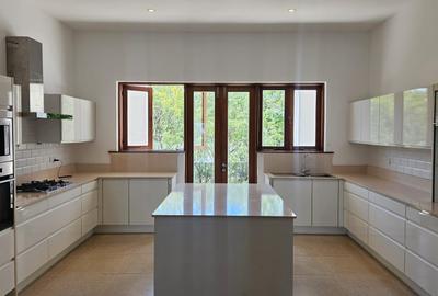 Serviced 3 Bed Apartment with En Suite at Sixth Avenue