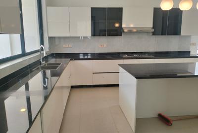 5 Bed Townhouse with En Suite in Nyari - 4