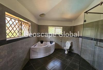 5 Bed House with En Suite in Runda