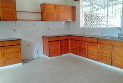 5 Bed House with En Suite in Kyuna