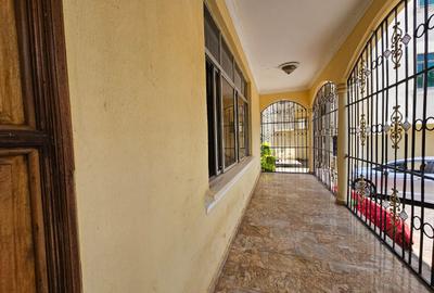 5 Bed House with En Suite in Lavington