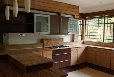 5 Bed Townhouse with En Suite at Lake View - 2