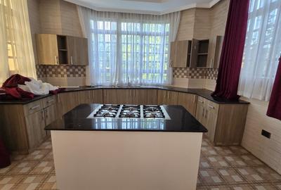 4 Bed House with En Suite in Runda