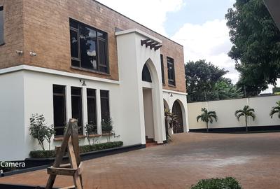 5 Bed House with En Suite in Runda