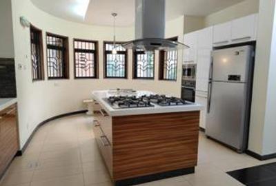 5 Bed Townhouse with En Suite in Kyuna