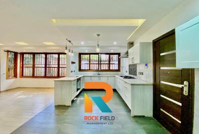 5 Bed Townhouse with En Suite in Kyuna