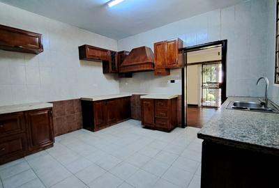 5 Bed Townhouse with En Suite at Washika Road