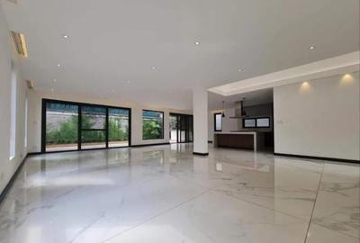 5 Bed Townhouse with En Suite in Spring Valley