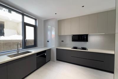 5 Bed Townhouse with En Suite in Lavington - 3