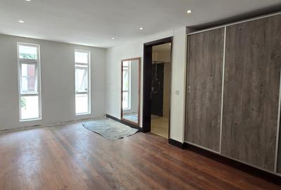 5 Bed House with En Suite in Runda - 2