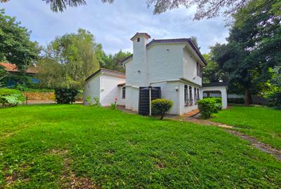 4 Bed House with En Suite in Hill View - 2