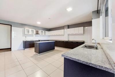 4 Bed Apartment with En Suite in General Mathenge