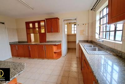 3 Bed Apartment with En Suite at School Line