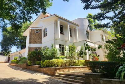 5 Bed House with En Suite in Nyari