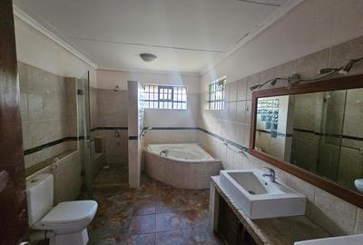 4 Bed House with En Suite in Spring Valley - 4