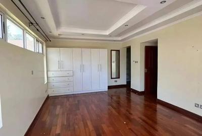 5 Bed House with En Suite at Lavington