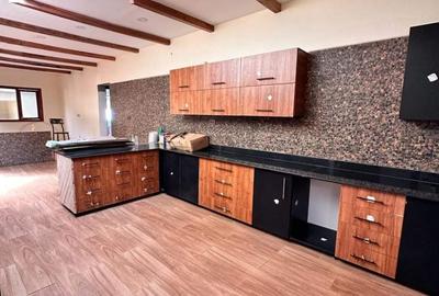 7 Bed House with En Suite in Ridgeways - 4