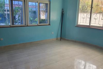 5 Bed Villa with En Suite at Hr2557