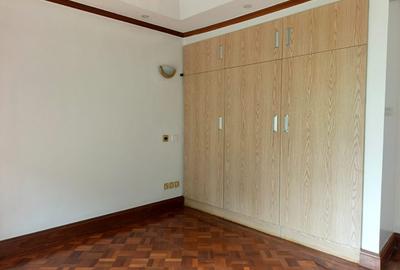 5 Bed Villa with En Suite in Runda