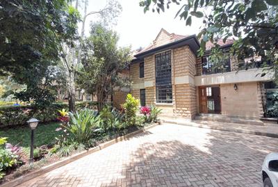 6 Bed Townhouse with En Suite in Lavington - 2